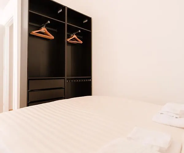 Grande, Moderno In Edificio Storico *