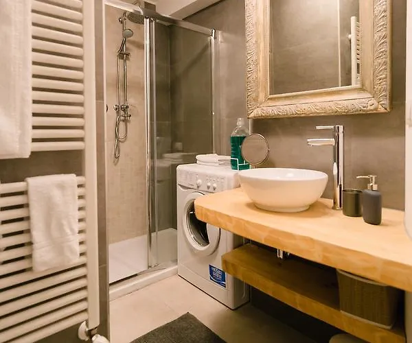 Grande, Moderno In Edificio Storico