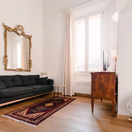 Grande, Moderno In Edificio Storico *