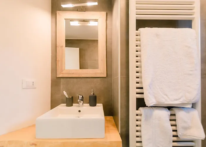 Grande, Moderno In Edificio Storico Apartamento