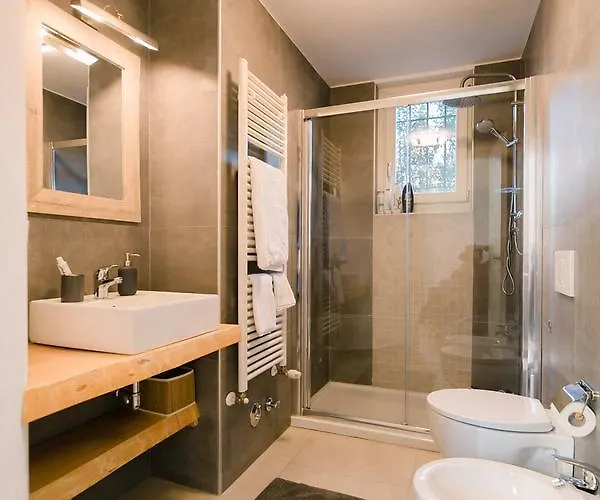 Grande, Moderno In Edificio Storico