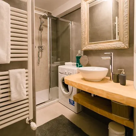 Grande, Moderno In Edificio Storico